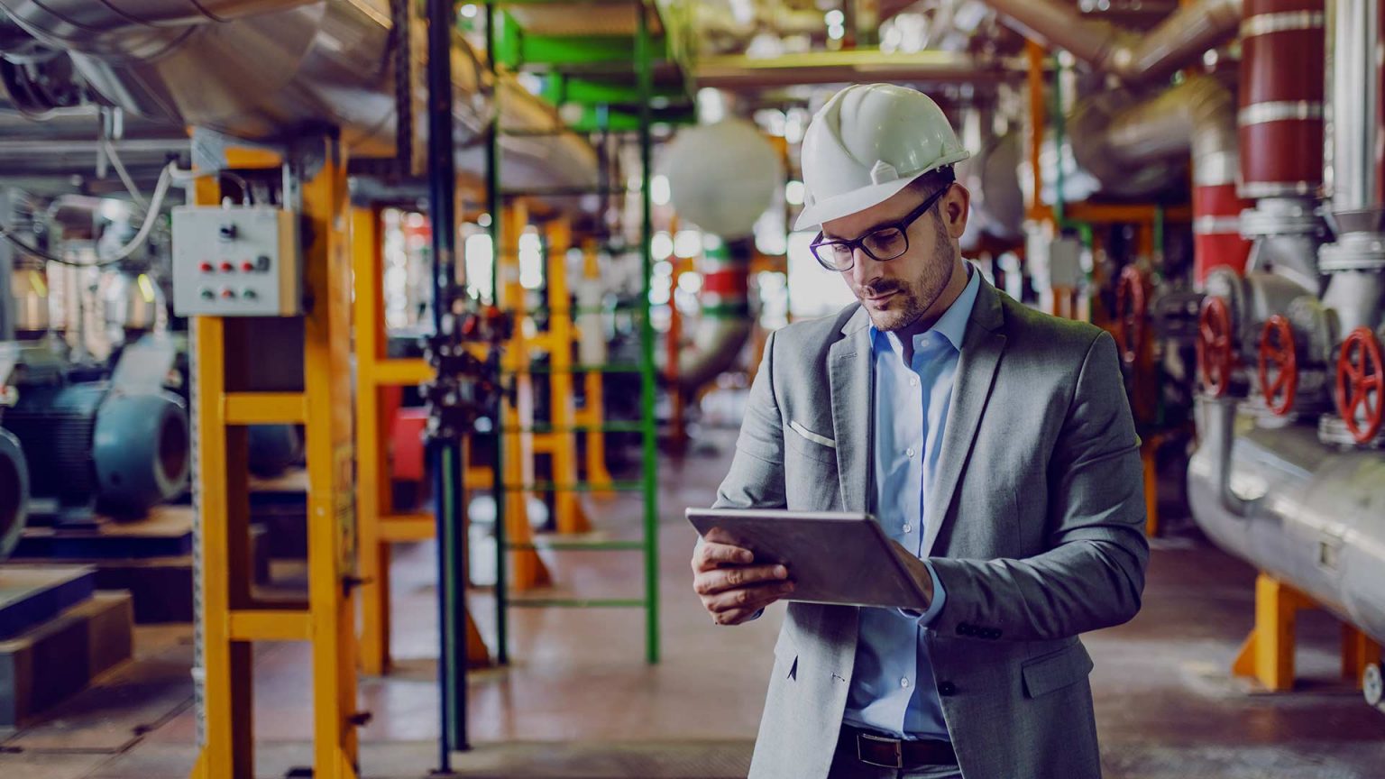 homepage-slider-2020-industries-worker-tablet-1